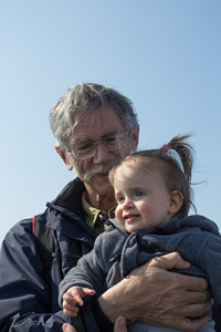 Maurits Hogo Dienske met kleindochter