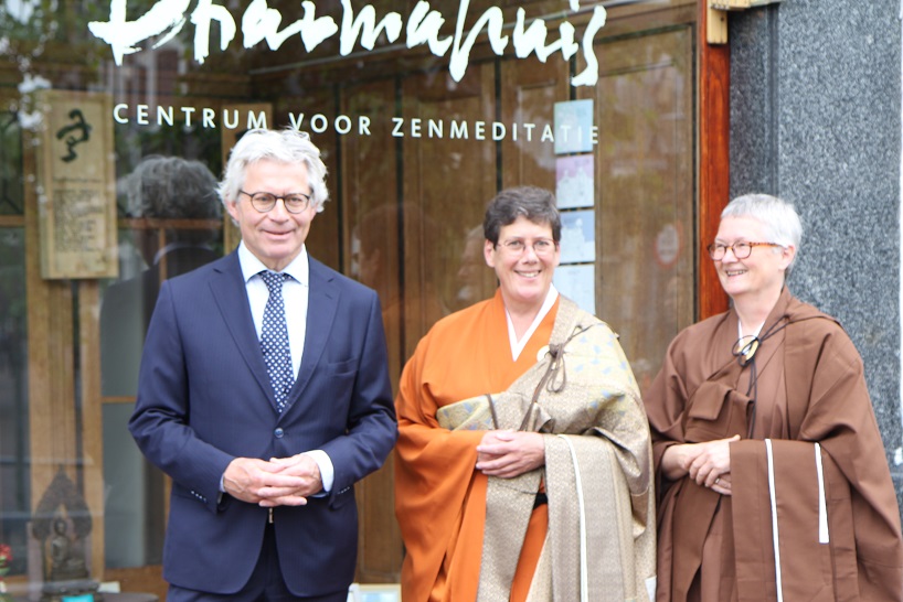 Burgemeester Crone van Leeuwarden, Jiun roshi en Tenjo Schröder voor het Dharmahuis