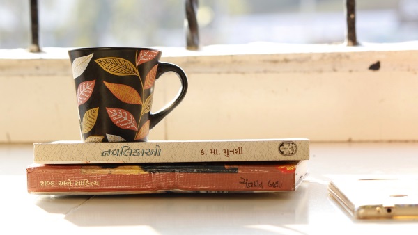 Boeken met koffiekop